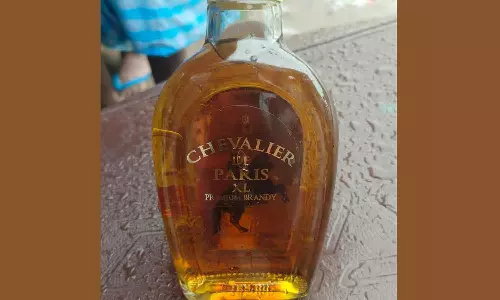 ஆரணி அருகே டாஸ்மாக் மதுவில் தூசி மதுபிரியர்கள் அதிர்ச்சி