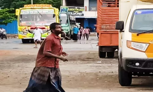 வாயில் எலியை கவ்வியபடி பயணிகளை மிரட்டிய வாலிபர்