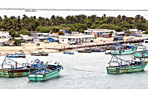 மன்னார் வளைகுடா பகுதியில் சூறாவளி காற்று- ராமேசுவரம் மீனவர்கள் மீன்பிடிக்க செல்ல தடை