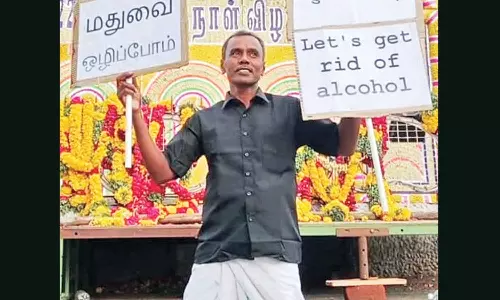 மது ஒழிப்பை வலியுறுத்தி முட்டி போட்டு போராட்டத்தில் ஈடுபட்ட ஓட்டல் ஊழியர்