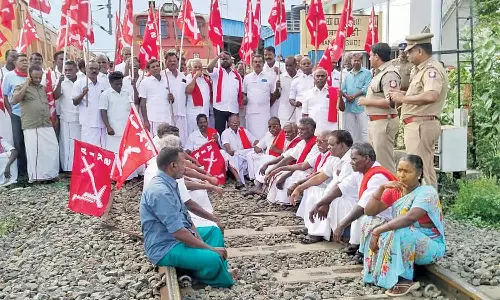 டெல்டா மாவட்டங்களில் விவசாயிகள் ரெயில் மறியல்