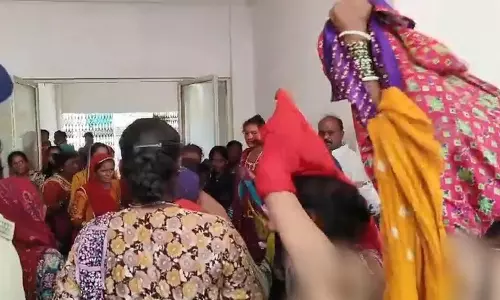 கஸ்டடியில் இறந்த பழங்குடியின இளைஞன்.. கலெக்டர் ஆபீசுக்குள் ஆடைகளை கழற்றி போராடிய உறவினப் பெண்கள்