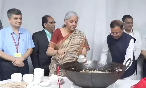 இறுதிக் கட்டத்தில் பட்ஜெட் அறிக்கை: அல்வா வழங்கிய நிர்மலா சீதாராமன்