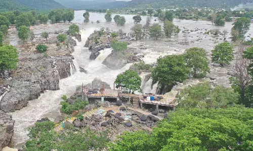 ஒகேனக்கல்லுக்கு நீர்வரத்து 22 ஆயிரம் கனஅடியாக நீடிப்பு- குளிக்க, பரிசல் இயக்க தடை