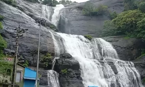 குற்றாலத்தில் 4-வது நாளாக தடை நீடிப்பு: ஐந்தருவியில் மட்டும் சுற்றுலா பயணிகள் குளிக்க அனுமதி