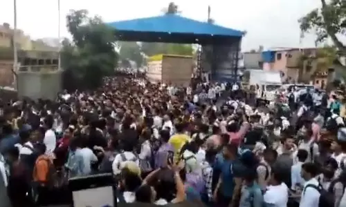 வேலையின்றி திண்டாடும் இளைஞர்கள் - 600 பணியிடங்களுக்கு 25000 பேர் போட்டி.. பகீர் வீடியோ