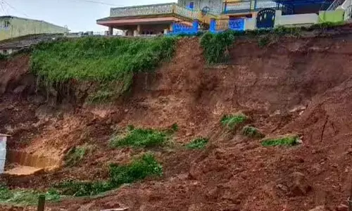 தொடர் கனமழை: நீலகிரியில் 15 இடங்களில் மண்சரிவு, போக்குவரத்து துண்டிப்பு