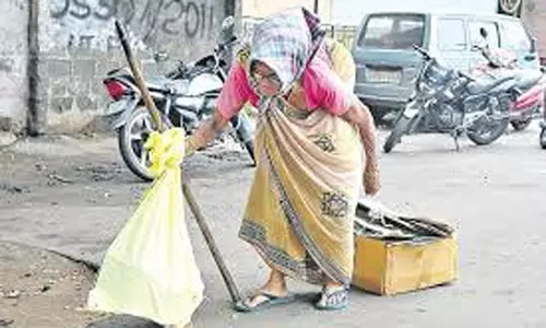 மகன்கள் இருந்தும் அனாதை.. பென்ஷனை பிடுங்கிக் கொள்வதால் தள்ளாத வயதில் தவிக்கும் மூதாட்டி