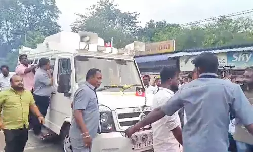 அ.தி.மு.க. கொடியுடன் தென்காசி மாவட்டத்தில் சுற்றுப்பயணம் செய்யும் சசிக்கலா