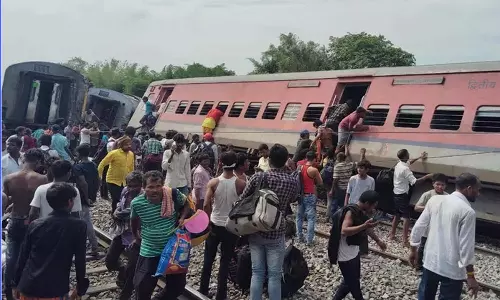 உ.பி.யில் பரபரப்பு: பயணிகள் ரெயிலின் பெட்டிகள் தடம் புரண்டதில் 2 பேர் பலி