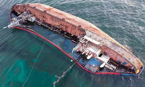 ஓமன் கடலில் கவிழ்ந்த எண்ணெய் கப்பல்: இந்தியர் பிணமாக மீட்பு- 7 பேரின் கதி என்ன?