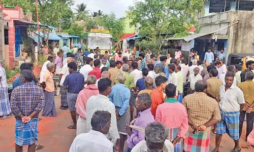 வீடுகளின் மீது கற்களை வீசியவர்களை  கைது செய்யக்கோரி பொதுமக்கள் சாலை மறியல்