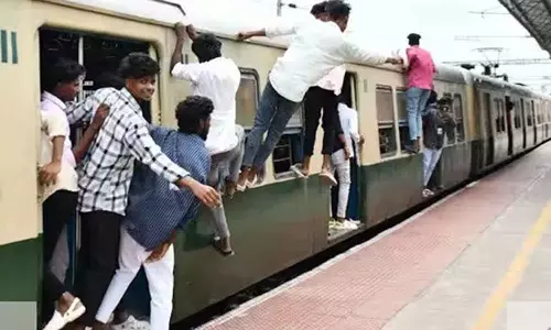 மின்சார ரெயில் ஜன்னலில் தொங்கியபடி கல்லூரி மாணவர்கள் அட்டகாசம்