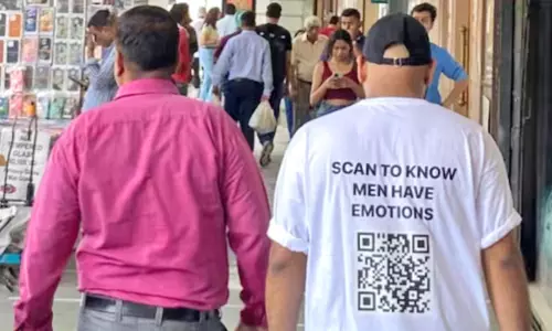 தொழிலாளிக்கு போன் வாங்க `கியூ-ஆர் குறியீடு மூலம் நிதி திரட்டிய வாலிபர்