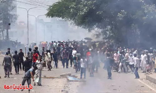 வங்காளதேசத்தில் ஜெயிலுக்கு தீவைத்த போராட்டக்காரர்கள்: நூற்றுக்கணக்கான கைதிகள் தப்பி ஓட்டம்