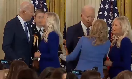 மனைவி என நினைத்து வேறொரு பெண்ணுக்கு முத்தம் கொடுக்க முயன்ற ஜோ பைடன்- வீடியோ வைரல்