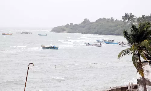 ராமேசுவரத்தில் 5-வது நாளாக சூறை காற்று: மீனவர்கள் கடலுக்குள் செல்ல தடை