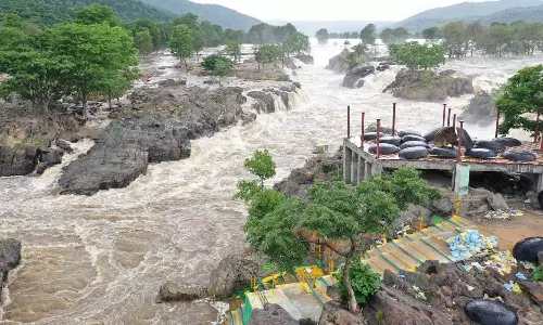 ஒகேனக்கல்லுக்கு நீர்வரத்து 55 ஆயிரம் கனஅடியாக சரிவு