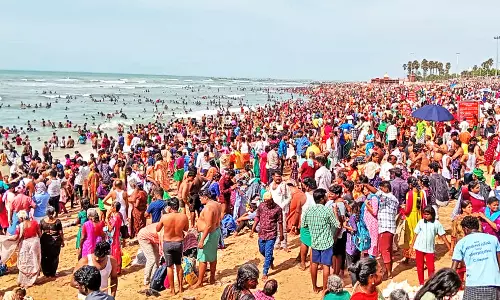 ஆடி மாத பவுர்ணமியை யொட்டி திருச்செந்தூரில் குவிந்த பக்தர்கள்