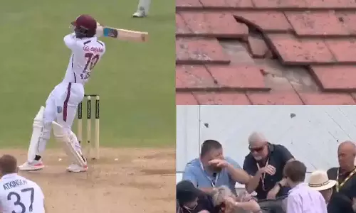 சீலிங்கை உடைத்த சிக்சர்.. மேற்கூரை மேலே விழுந்ததால் ரசிகர்கள் அதிர்ச்சி - வீடியோ