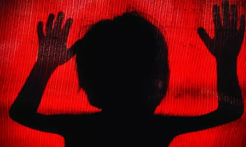 5 வயது  சிறுமிக்கு பாலியல் சித்ரவதை.. டியூஷன் மாஸ்டர் தலைமறைவு