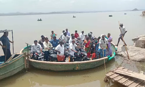 பண்ணவாடி காவிரி ஆற்றில் விசை பரிசல் சவாரி மீண்டும் தொடக்கம்