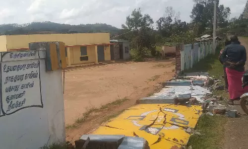 பலத்த சூறைக்காற்றுக்கு அரசு பள்ளி காம்பவுண்டு சுவர் இடிந்தது