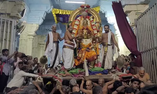 காஞ்சிபுரம் வரதராஜ பெருமாள் கோவிலில் ஆடி கருடசேவை விழா