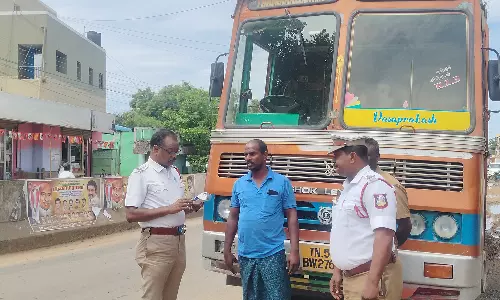 போக்குவரத்து நெரிசல்: தச்சூர்-பொன்னேரி சாலையில் கனரக வாகனங்களுக்கு தடை