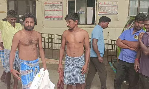 ஏரியில் மீன்பிடித்ததாக கூறி 2 வாலிபர்களை மின் கம்பத்தில் கட்டி வைத்து தாக்கிய கும்பல்