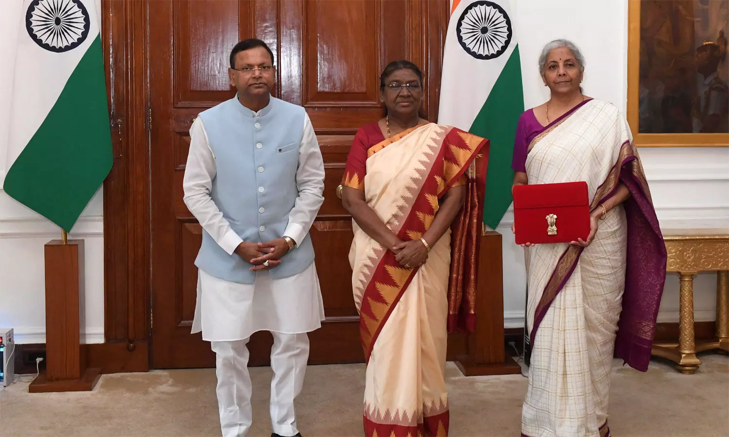 மத்திய பட்ஜெட்- நிதியமைச்சர் நிர்மலா சீதாராமனுக்கு இனிப்பு ஊட்டி ஜனாதிபதி வாழ்த்து