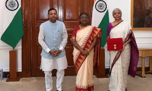 மத்திய பட்ஜெட்- நிதியமைச்சர் நிர்மலா சீதாராமனுக்கு இனிப்பு ஊட்டி ஜனாதிபதி வாழ்த்து