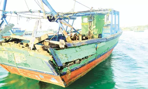 ராமேசுவரம் மீனவர்கள் 9 பேரை சிறைபிடித்த இலங்கை கடற்படை