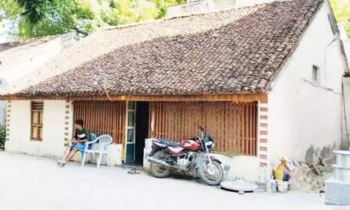 புவனகிரி அருகே மூதாட்டி வீட்டின் ஓட்டை பிரித்து 20 பவுன் நகை-பணம் கொள்ளை