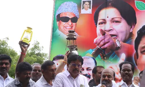 திருப்பூரில் அரிக்கேன் விளக்குகளுடன் அ.தி.மு.க.வினர் ஆர்ப்பாட்டம்