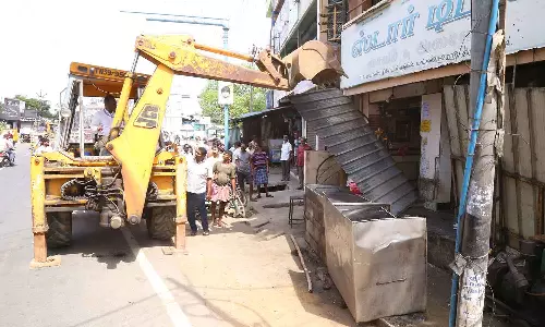 மங்கலம் சாலையில் ஆக்கிரமிப்புகள் அகற்றம்