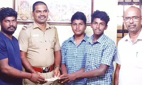 ஏ.டி.எம்., எந்திரத்தில் கூடுதலாக வந்த ரூ.10 ஆயிரத்தை போலீசில் ஒப்படைத்த பள்ளி மாணவர்கள்