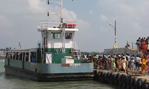 தாழ்வான கடல் நீர்மட்டம் - விவேகானந்தர் மண்டபத்திற்கு படகு சேவை ரத்து