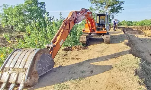 அனுமதியின்றி சவுடு மண் எடுத்த ஊராட்சி தலைவரின் கணவர் உள்பட 3 பேர் கைது