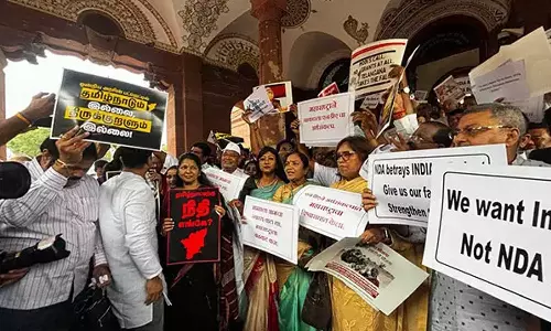 பாரபட்சமான பட்ஜெட் - பாராளுமன்றத்தில் இந்தியா கூட்டணி எம்.பி.க்கள் போராட்டம்