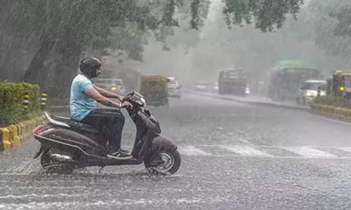 டெல்லியில் பலத்த மழை: மக்களின் இயல்பு வாழ்க்கை பாதிப்பு