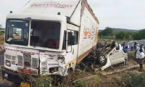 காங்கேயம் அருகே கார்-லாரி மோதல்: இளம்பெண் உள்பட 2 பேர் பலி