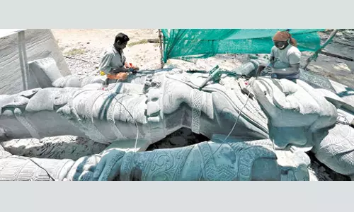 பழனியில் 40 டன் எடையில் தயாராகும் பிரமாண்ட கருப்பணசாமி சிலை