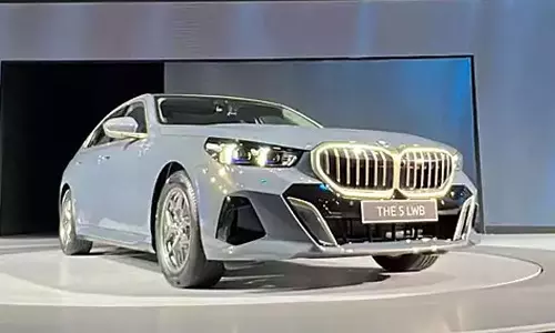 வேற லெவல் அப்டேட்டுகள்.. புதிய 5 சீரிஸ் மாடலை அறிமுகப்படுத்திய பிஎம்டபிள்யூ