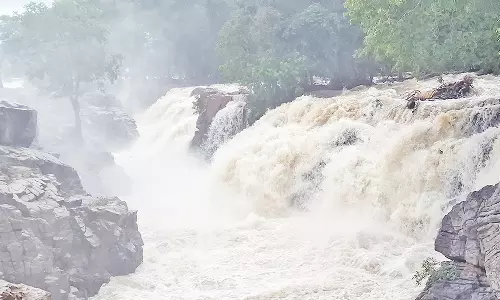 ஒகேனக்கல்லுக்கு நீர்வரத்து 70 ஆயிரம் கனஅடியாக அதிகரிப்பு: 11-வது நாளாக குளிக்க தடை