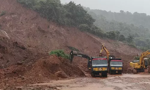 உத்தரகன்னடாவில் நிலச்சரிவு: 12 பேர் பலி, தேடும் பணி தீவிரம்