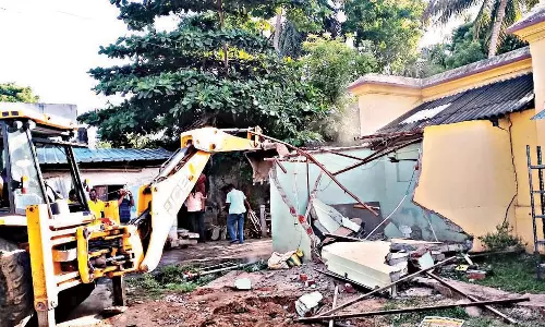 சோழவந்தான் அருகே ஆக்கிரமிப்பு வீடுகள் அகற்றம்: பதட்டம் நீடிப்பு