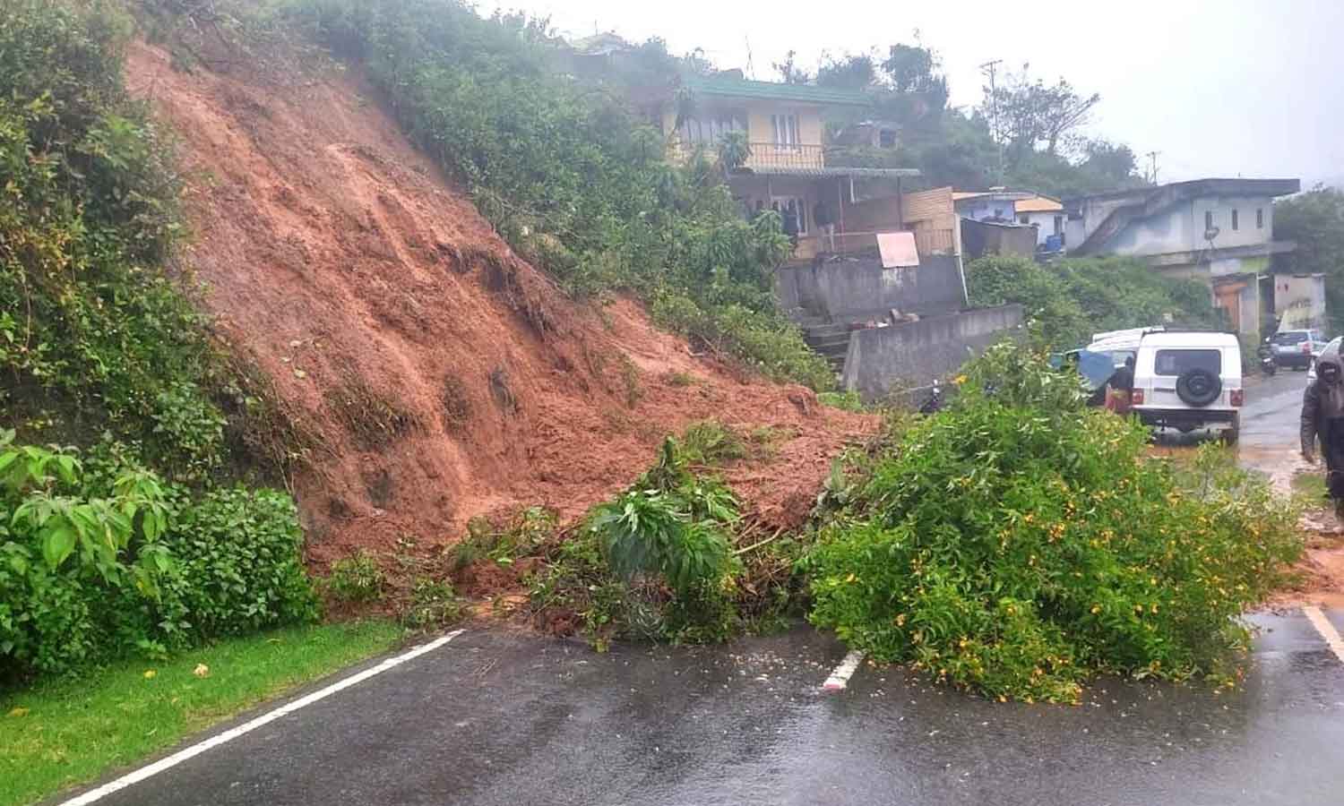 மஞ்சூர் சுற்றுவட்டாரத்தில் சூறாவளி காற்றுடன் மழை: சாலைகளில் மண்சரிவு |  Rains with cyclonic winds in Manjoor area: Landslides on roads - trees  uprooted, traffic affected