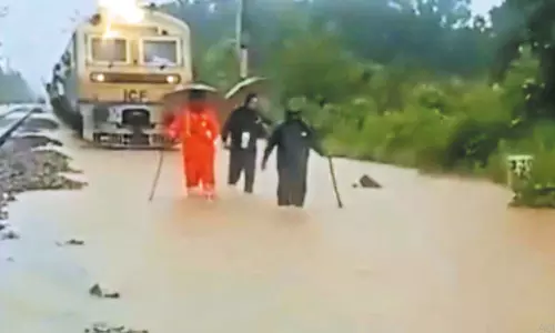 வெள்ளத்தில் ரெயிலுக்கு வழிகாட்டிய பாயின்ட்மேன்கள்