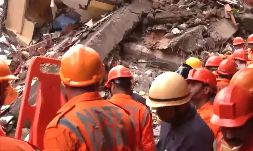 மும்பையில் 3 மாடி கட்டிடம் இடிந்து விழுந்து விபத்து